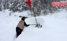 Kastamonu'da karın altında kalan araçlar güçlükle bulunuyor