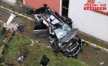 Trabzon'da site bahçesine devrilen otomobildeki anne ile oğlu yaralandı