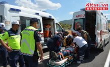 Çorum'da trafik levhasına çarpan otomobildeki çift yaralandı