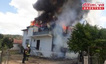 Osmancık'ta yangın çıkan iki katlı binada hasar oluştu