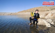 Su tasarrufuna dikkati çekmek isteyen dalgıç barajı yüzerek geçti