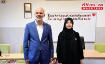 Ladik Belediye Başkanı Topal, Türkiye birincisi Hafize İlbay'a altın taktı