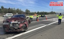 Anadolu Otoyolu'nda iki otomobilin çarpıştığı kazada 1 çocuk öldü, 4 kişi yaralandı