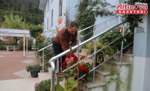 Kastamonu'da imam hatip görev yaptığı caminin çevresini ve köyü çiçeklerle donattı