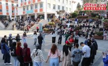 Rize'de üniversite öğrencileri vize sınavları öncesi tulum eşliğinde eğlendi