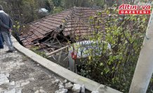 Zonguldak'ta otomobil kullanılmayan bir evin çatısına düştü