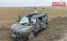 Çorum'da üzerine tır devrilen hafif ticari araçtaki 2 kişi yaralandı