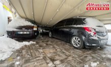 Karabük'te kar nedeniyle çöken garaj çatısı 3 otomobile zarar verdi