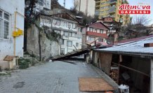 Artvin'de şiddetli rüzgarda uçan çatı otomobile zarar verdi