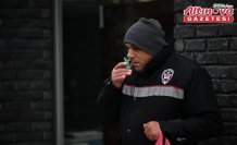 Düzce'de görme engelli seyyar satıcı, 20 yıldır aynı noktada çocukları sevindiriyor