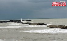 Düzce'nin Karadeniz kıyısında kuvvetli rüzgar nedeniyle dalga boyu yükseldi