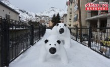 Gümüşhane'de tır şoförünün kardan yaptığı anne ve yavru ayı figürleri ilgi gördü