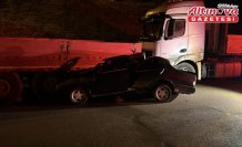 Karabük'te park halindeki tıra çarpan otomobildeki 2 kişi yaralandı