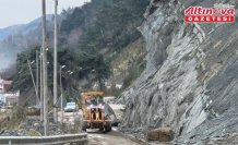 Sinop'ta kaya düşmesi nedeniyle kapanan yol, çalışmanın ardından ulaşıma açıldı