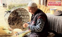 80 yaşındaki Yıldırım, kendi kendine öğrendiği süpürge yapımını 15 yıldır sürdürüyor