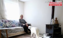 Kuzusunu yanından ayırmayan kadın görme engelli buzağıya da ışık oluyor