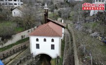 Safranbolu'da altından dere geçen tarihi cami dikkati çekiyor
