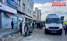 Trabzon'da kontrolden çıkan otomobilin devrilmesi güvenlik kamerasına yansıdı