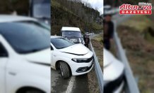 Trabzon'da öğrenci servisi ile otomobilin karıştığı kaza anı kamerada