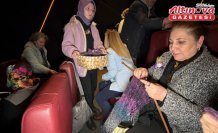 Sinemada buluşan kadınlar ihtiyaç sahibi çocuklar için örgü ördü