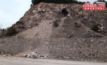 Tokat'ta kaya parçalarının düştüğü yolda ulaşım kontrollü sağlanıyor