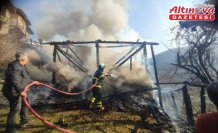 Tosya'da yangın çıkan samanlık kullanılamaz hale geldi