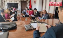 Oğuzlar Kaymakamı Tokur, öğrencilerle makamında kitap okudu