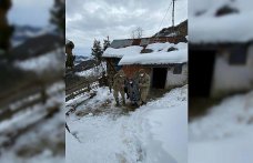 Kar nedeniyle ulaşılamayan hastayı jandarma ambulansa teslim etti