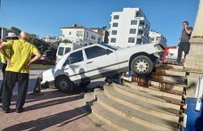 Sinop'ta gaz pedalı takılı kalan otomobil, Adliye Sarayı’nın merdivenine çarptı