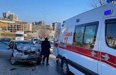 Samsun'da iş makinesine çarpan otomobilin sürücüsü yaralandı