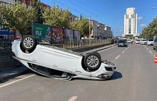Samsun'da bir araçla çarpışarak devrilen otomobilin sürücüsü yaralandı