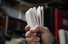 Evinin yanındaki atölyesinde Kafkas müzik kültürüyle özdeşleşen “pheceg“i üretiyor