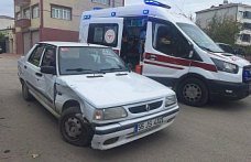 Bafra'da otomobille motosiklet çarpıştı, 2 kişi yaralandı