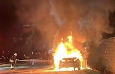 Samsun'da seyir halinde alev alan lüks otomobil kullanılamaz hale geldi