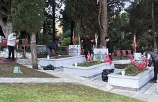 Sinop'ta gönüllü üniversite öğrencileri şehit mezarlarını temizledi