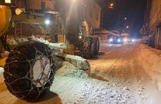 Salıpazarı'nda yolda kalan araçları belediye ekipleri kurtardı