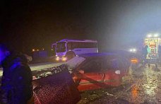 Alaçam'da 4 otomobilin karıştığı zincirleme kazada 1'i cocuk 5 kişi yaralandı