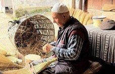 80 yaşındaki Yıldırım, kendi kendine öğrendiği süpürge yapımını 15 yıldır sürdürüyor