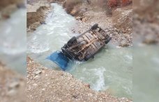 Amasya'da dereye devrilen otomobildeki 2 kişi yaralandı