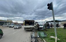 Amasya'da midibüs ile hafif ticari aracın çarpıştığı kazada 6 kişi yaralandı