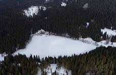 Artvin'in “sakin şehir“ ünvanlı Şavşat ilçesindeki Karagöl'ün yüzeyi buz tuttu