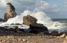 Bartın'da şiddetli rüzgar dev dalgalar oluşturdu