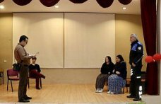 “Boş Sandalye“ adlı tiyatro oyunuyla çocukları suça sürükleyen nedenlere dikkat çekiliyor