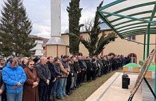 Cenazesine gittikleri kişiyle yan yana defnedildiler