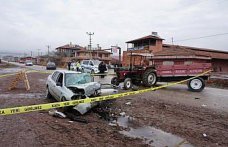 Çorum'da otomobille traktörün çarpıştığı kazada bir kişi hayatını kaybetti, iki kişi yaralandı