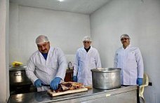 Muhtarlık ofisini yemekhaneye çeviren mahalleli yaklaşık 150 yaşlıya iftarlık hazırlıyor