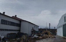 Samsun'da kuvvetli rüzgar çatıları uçurdu