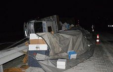 Samsun’da tır ile kamyonun çarpışması sonucu dökülen malzemeler yolu trafiğe kapattı