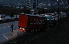 Samsun'da yoldan çıkan tırın sürücüsü yaralandı