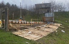 Sinop'ta kovanların yerleştirildiği arılığın rüzgarda uçması güvenlik kamerasında